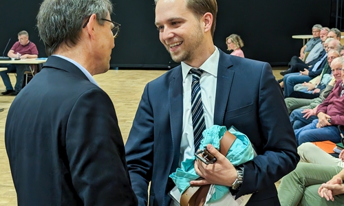 Kai Kratschmer wurde zum Stadtrat für Finanzen und Interne Dienste in der Stadt Wolfenbüttel gewählt. Glückwünsche gab es auch von seinem Vorgänger Knut Foraita, der jetzt seinen Ruhestand genießen darf.