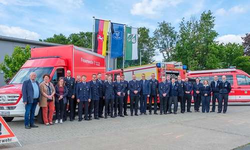  Feuerwehren sowie Ratsmitglieder und Verwaltung freuen sich über die neuen Fahrzeuge.