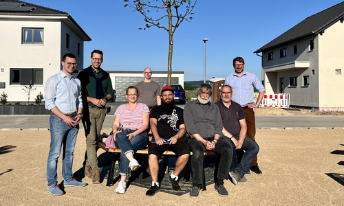 Der Bauausschuss der Gemeinde Sickte besichtigte den Quartiersplatz im Baugebiet Salzdahlumer Straße: Max Weitemeier (FDP, Bauausschussvorsitzender), Stefan Fenner (CDU), Katja Bode (CDU), Martin Schröder (Verwaltung), Ernst-Dieter Grieshaber (Einzelbewerber), Wolfgang Mittwollen (SPD), Michael Kohl (Bündnis 90 / Die Grünen) und Marco Kelb (Gemeindedirektor).