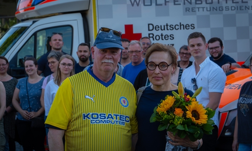 Martin Schipke (hier mit Ehefrau Kerstin) zog gleich mal das Eintracht-Trikot über, das ihm die Kolleginnen und Kollegen besorgt hatten.