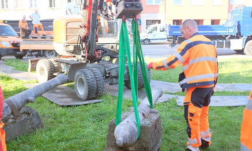 Die Rohre wurden vor der Feuerwache für ihren Transport vorbereitet.