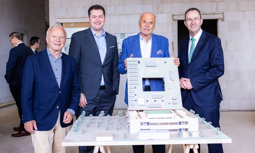 Ein erfolgreicher Meilenstein ist erreicht: Das Richtfest für das Interdisziplinäre Diagnostik- und Analysezentrum (IDA) feierten (v.l.n.r.) Unternehmer Klaus Kroschke, Oberbürgermeister Dr. Thorsten Kornblum, Bauherr Helmut Streiff und Klinikums-Geschäftsführer Dr. Andreas Goepfert.