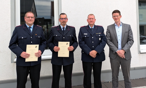 Ortsbrandmeister Christian Koepsel (Ortsfeuerwehr Bodenstedt), Ortsbrandmeister Thomas Bertram (Ortsfeuerwehr Groß Gleidingen), ehemaliger Ortsbrandmeister Stefan Plodek (Ortsfeuerwehr Groß Gleidingen) und Bürgermeister Tobias Grünert (v. li.).