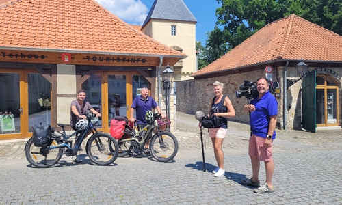 Das Team vom NDR Fernsehen gemeinsam mit dem Radtourenexperten Thomas Kempernolte (2. v. li.): Peter Jagla (li.), Rike Castenow und Jörg Teiwes.