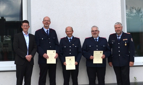 Bürgermeister Tobias Grünert, Ortsbrandmeister Michael Klindworth (Ortsfeuerwehr Vallstedt/Alvesse), ehemaliger stellv. Ortsbrandmeister Michael Wolf (Vallstedt/Alvesse), stellv. Ortsbrandmeister Michael Brandes (Ortsfeuerwehr Vallstedt/Alvesse) und Gemeindebrandmeister Peter Splitt (v. li.).