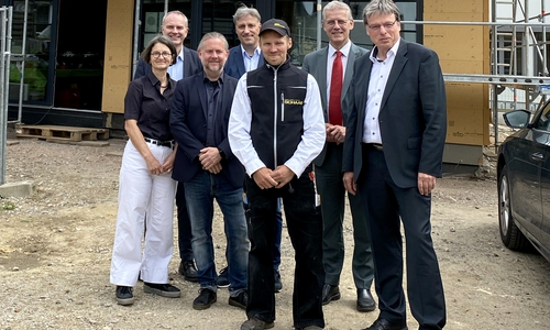 Monika Bartels-Röker, Stefan Gottschlich, Bernd Retzki, Martin Ziaja von Holzbau Schaab, Thorsten Drahn, Jens Rannenberg und Hans Peter Daub beim Richtfest in Wolfenbüttel (v. li.).