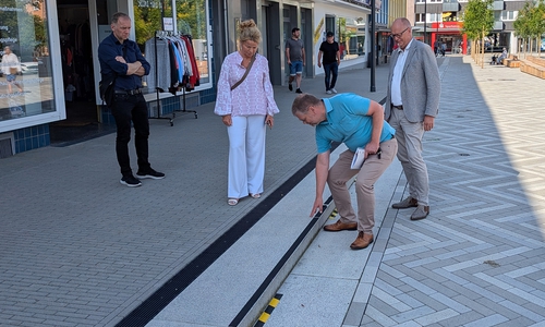 Oberbürgermeisterin Urte Schwerdtner besichtigt zusammen mit Thomas Malnati, Fachbereichsleiter Bauservice der Stadt Goslar, sowie Mathias Brand, Fachdienstleiter Tiefbau der Stadt Goslar, und Artur Dorn, Fachdienstleiter Stadtplanung der Stadt Goslar den Stufenbereich am Jürgenohler Marktplatz, wo es zuletzt vermehrt zu Sturzsituationen kam.