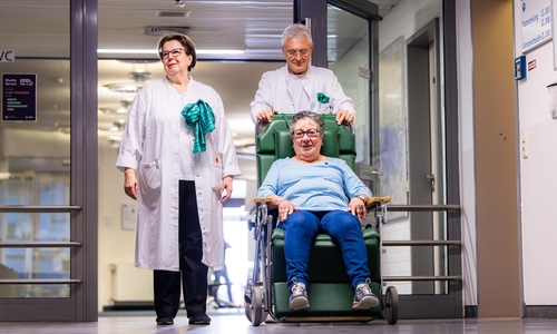  Ulrike Bohle und Siegmund Pruszczynski begleiten eine Patientin zu ihrer Station. 