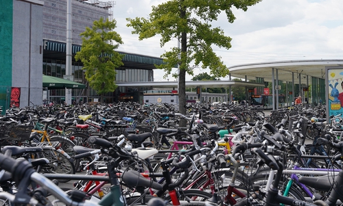 Fahrräder vor dem Braunschweiger Hauptbahnhof