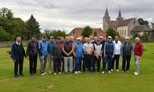 Insgesamt 21 Herren des Schöninger Golf- und Landclubs St. Lorenz nahmen an der deutschlandweiten Blue Ribbon Golf-Serie teil und spielten so ganz im Zeichen der blauen Schleife. Mit diesem Symbol wird die Verbundenheit mit Menschen, die an Prostatakrebs erkrankt sind, kenntlich gemacht. Die Startgelder des besonderen Turniers gehen auf direktem Wege an die gemeinnützige Organisation Blue Ribbon, die seit 2019 die Aufmerksamkeit auf die Krankheit lenkt und das Sprechen darüber enttabuisiert.