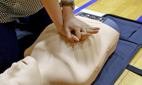Erstmals lädt das Team des Klinikums im Rahmen des „Heartstart Days“ zu einem kostenlosen Erste Hilfe-Training ein.