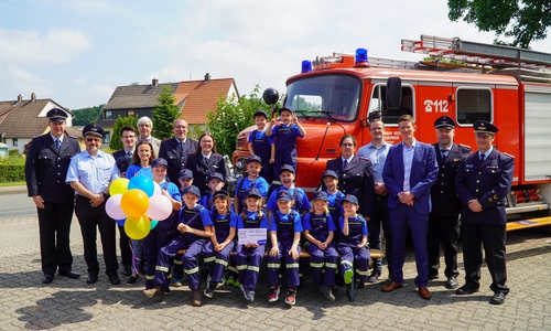 Erwachsene von links: stv. Ortsbrandmeister Michael Nimtz, Gemeindejugendfeuerwehrwart Marc Becker, stv. Kinderfeuerwehrwart Niklas Sindermann, Ortsbürgermeister Benno Schünemann, Nancy Gödicke (Betreuerin), Ortsbrandmeister Christian Koepsel, Kinderfeuerwehrwartin Lea Wolke, Jenny Reck (Betreuerin), Matthias Hillmann (Öffentliche Versicherung), Bürgermeister Tobias Grünert, Gemeindebrandmeister Peter Splitt und stv. Kreisbrandmeister Jörg Diederichs. Kinder von links: Jeremy, Erik, Ferdinand, Lukas, Alicia, Jolina, Paul, Maxim und Artur (oben), Jonte, Oskar, Helene, Marie und Luke.