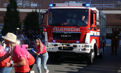 Beim großes Feuerwehrauto-Pulling können die Teilnehmer ihre Kraft unter Beweis stellen.