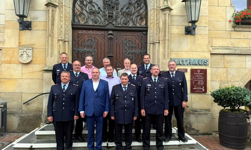 Hintere Reihe: Mark Wesemann stellvertretender Stadtbrandmeister, Carsten Johann, Frank Kemmer, Erster Stadtrat Henning Konrad Otto, Nils Sage, Ortsfeuerwehr Emmerstedt. Mittlere Reihe: Carsten Kirschke, Ortsbrandmeister Büddenstedt, Norbert Dinter, Jan Lachmann, stellvertretender Ortsbrandmeister Helmstedt, Friedrich-Wilhelm Bebenroth, Ortsbrandmeister Barmke. Vordere Reihe: Martin Stanke, Bürgermeister Wittich Schobert, Michael Kutscher, Christian Kahl, Stadtbrandmeister.
