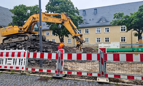 Mächtige Erdmassen werden derzeit Am Exer bewegt. Die Regenwasser-Kanalisation stammt noch aus dem Baujahr der ehemaligen Kaserne (1936) und muss dringend saniert werden. 