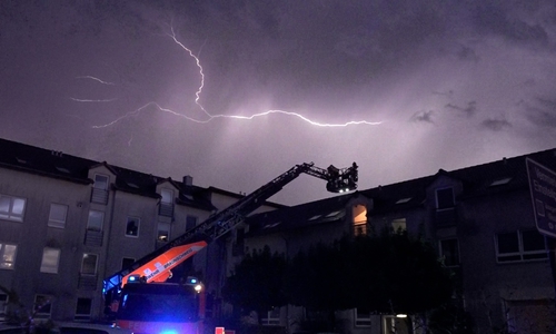 In Kralenriede kam es nach einem Blitzeinschlag zu einem Dachstuhlbrand.