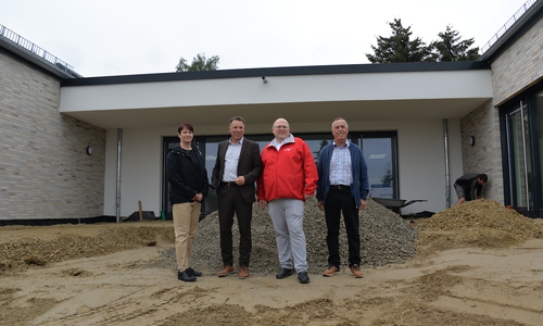 DRK-Fachbereichsleiterin Mirjam Heldsdörfer, Samtgemeindebürgermeister Andreas Kühne, DRK-Kreisverbandsvorstand Mark-Henry Spindler und Warbergs Bürgermeister Klaus-Dieter Blohm (von links) vor dem nagelneuen Kita-Gebäude in Warberg, in welchem nun mehr als doppelt so viele Kinder und Mitarbeitende Platz finden.