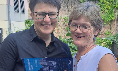 Marion Lenz (li), Gleichstellungsbeauftragte der Stadt Braunschweig, und Dietlinde Tartler, Leiterin der Beratungs- und Koordinie- rungsstelle Frau und Beruf an der VHS Braunschweig, präsentieren das aktuelle Programm des IT-Sommerfestivals für Frauen.