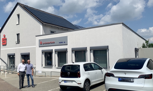 Andreas Krüger von der BürgerEnergie Schunter eG und Filialleiter Marc-David Leipold vor der BLSK-Filiale in Lehre. 