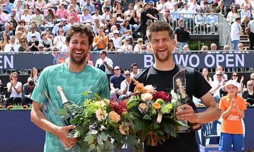 Das niederländische Duo Robin Haase (l.) und Sander Arends setzte sich in der Doppel-Konkurrenz der BRAWO OPEN 2024 durch. 