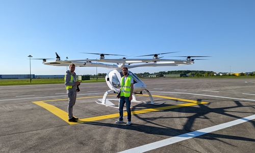 Projektmitarbeiter vor dem Volocopter mit C2Land-Ausrüstung. 