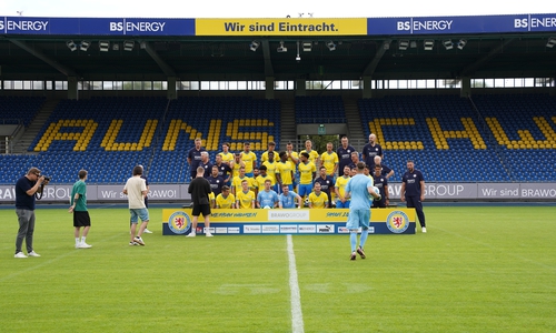 Am Dienstag gab es ein Foto-Shooting mit der Mannschaft im Eintracht Stadion.