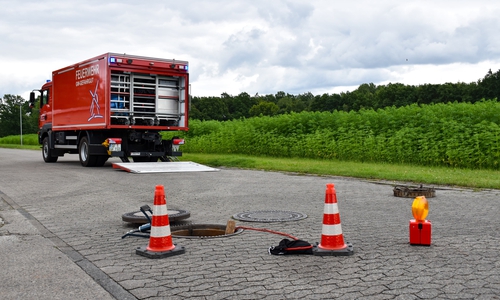 Der ausgelaufene Kraftstoff war in einen Gully gelaufen.