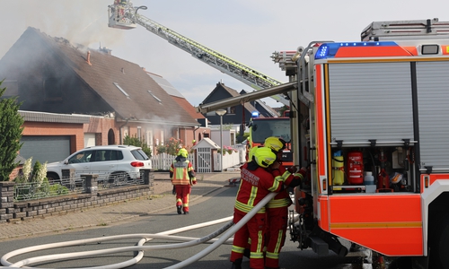 Die Drehleiter der Feuerwehr musste vor dem Gebäude in Position gebracht werden.