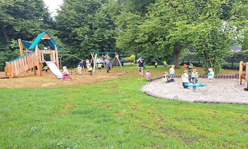 Zahlreiche Kinder bespielen die neuen Geräte.