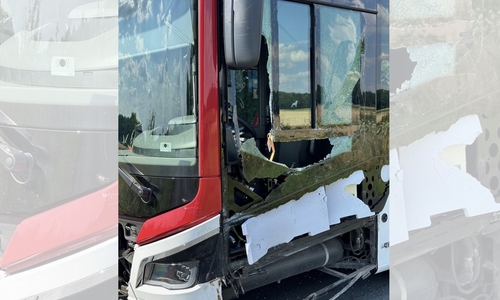 Der Bus wurde ebenfalls stark beschädigt. 