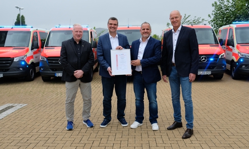 Frank-Michael Kruckow (Fachbereichsleiter Ordnung, Verkehr und Bevölkerungsschutz), Landrat Dr. Alexander Saipa, Thomas Ebert (Betriebsleiter KreisWirtschaftsBetriebe Goslar) und Christian Lenz (beim Goslarer Rettungsdienst zuständig für das Qualitätsmanagement) (von links) präsentieren das neue Zertifikat.