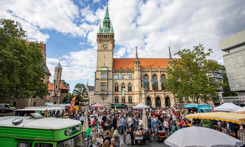 Marktfrische Lebensmittel, Essen, Getränke, Livemusik und Aktionen für Kinder: Das Stadtmarketing und Hofbrauhaus Wolters laden an fünf Terminen zum Abendmarkt in der Innenstadt ein.