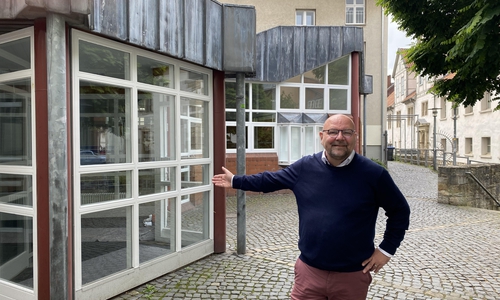 CDU-Fraktionschef Marc Angerstein vor dem neuen Bürgeramt der Stadt Wolfenbüttel. Wenn es nach der CDU geht, sollen Bürger hier Tag und Nacht ihre neuen Ausweise über eine Dokumentenausgabebox abholen können.