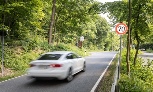 In dieser Richtung gilt vor dem Parkplatz Tempo 70.