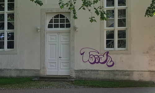 Auch eine Hausfassade wurde beschmiert. 