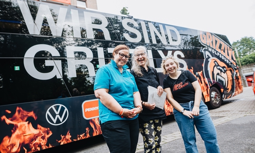 Julia Härtel, Vonovia Quartiersmanagerin Braunschweig, Evelyn Krasel, Erzieherin in der Spielstube Hebbelstraße, und Nora Englisch, Mitarbeiterin in der Spielstube (v.li.), setzen sich gemeinsam dafür ein, den Schulkindern unvergessliche Sommerferien zu bereiten.