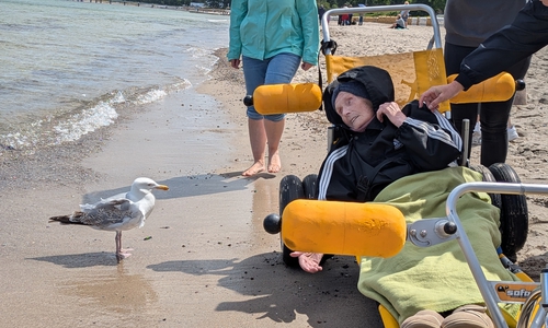 Frau R. bei ihrem Besuch an der Ostsee.