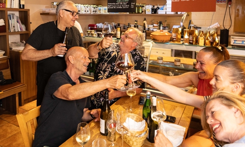 Alfio Fichera (links, stehend) mit Freunden und Familie bei der spontanen Abschiedsfeier.