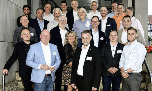 Holger Bormann (vorne, 2. v. li.) mit unter anderem Wolfenbüttels Bürgermeister Ivica Lukanic (vorne 3. v. re.) bei der Sitzung der Regionalen Wirtschaftsausschusses.