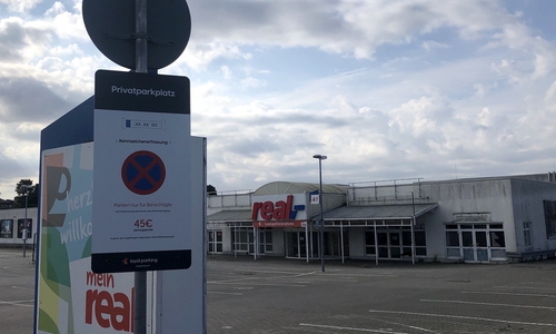 Auf dem Schild wird darauf hingewiesen, dass Parken nur mit Berechtigung gestattet ist.
