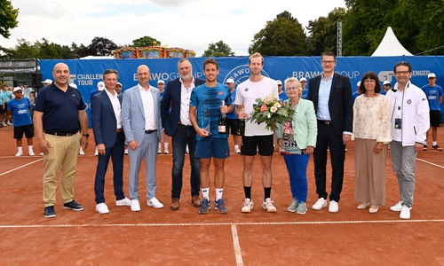 Die Verantwortlichen der BRAWO OPEN um Markus Beese (2.v.l.), Geschäftsführer der veranstaltenden Brunswiek Marketing GmbH, und Volker Jäcke (3.v.l.), Turnierdirektor, bei der Siegerehrung Einzel auf dem BRAWO Center Court. 