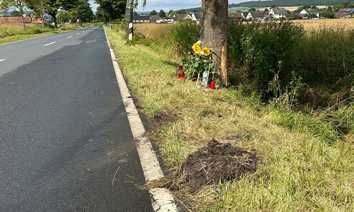 Am Unglücksort wurden Blumen aufgestellt. Es sind noch deutlich die Spuren des Unfalls zu erkennen.