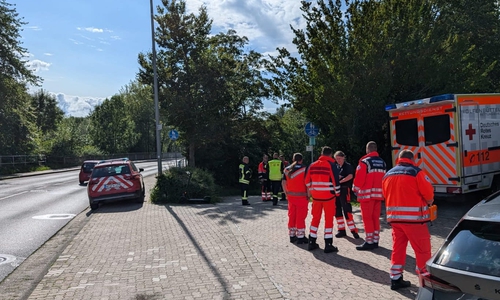 Hier vor der Lindenhalle wird der Einsatz koordiniert.