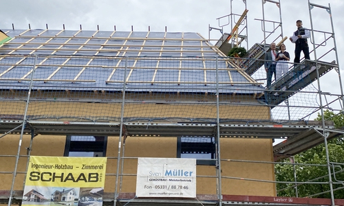 Jens Rannenberg, Monika Bartels-Röker und Martin Ziaja von Holzbau Schaab beim Verlesen des Richtspruches (v. li.).   