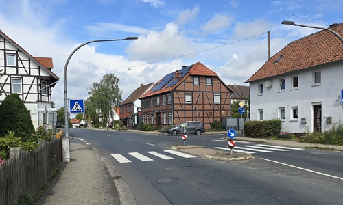Bisher gebe es keine gesonderte Streckenführung für Radfahrer und nur schmale Gehwege in der Gemeinde Sickte, so die Grünen.