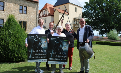 Unterstützer und Veranstalter freuen sich auf das 2. Schöninger Schlossspektakel (v.li.): Timo Abert (Avacon), Dirk Ribbe (Bankhaus Rautenschlein), Elke Stern und Claudia Schaper (Verkehrsverein Schöningen e.V. – Tourismus & Kultur), Wolfgang Waldau (stellvertretender Bürgermeister der Stadt Schöningen). 