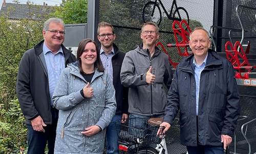 v.l.n.r.: Hans-Jürgen Tarrey, Erster Stadtrat; Cinja-Carina Lehmann, Auszubildende; Sebastian Grotjahn, Immobilienmanagement; Oliver Schumann, Tiefbauamt und Bürgermeister Klaus Saemann.