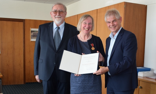 Jutta Sonnenberg mit Ehemann Axel Heuer Aushändigung des Verdienstordens bei Oberbürgermeister Frank Klingebiel. 