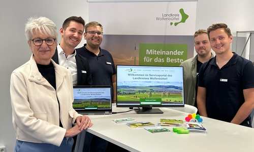 Stellten Bürgern auf dem Digitaltag die Online-Dienstleistungen des Serviceportals im Landkreis Wolfenbüttel vor (v.l.n.r.): Landrätin Christiana Steinbrügge, Safet Trzaska (Projektleiter Team Digitalisierung), Simon Willeke, Pascal Bonse und Marko Berkhan (Mitarbeiter Team Digitalisierung).
