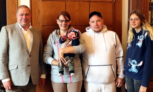 Bürgermeister Wittich Schobert, Susanne Trocha mit Baby Louis-Noel, Andy Trocha und Louis` Schwester Stella (v. li.).